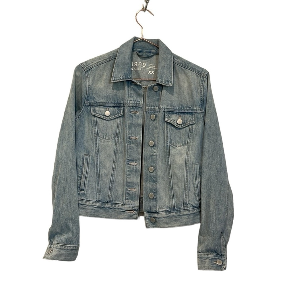 GAP 1969 denim light wash Jean Jacket.  Size XS